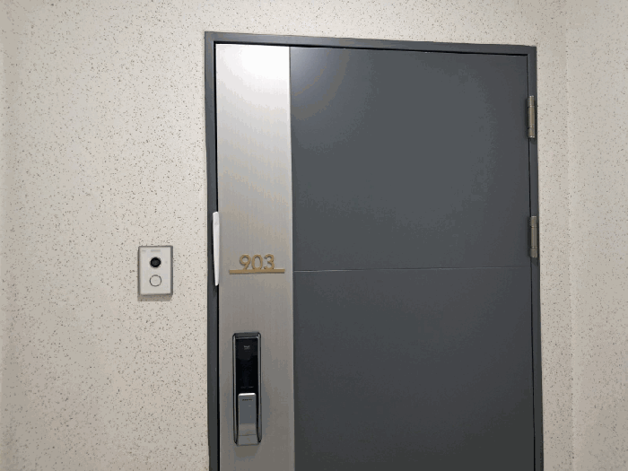 본건 출입구