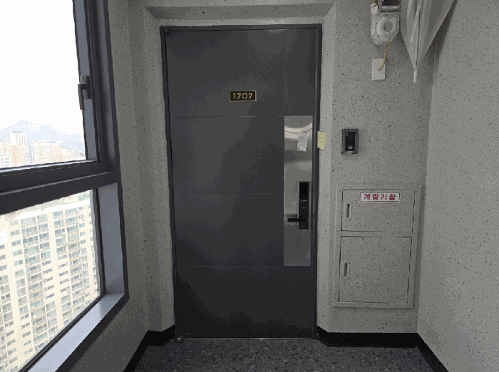 본건 제1707호 현관문