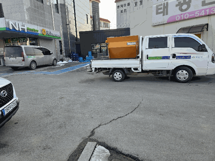 기호6토지 남서측에서 서측을 향해 촬영 -- 남측 인접지( 431 )는 NH 둔포농협
하나로마트 -- 본건들과 경