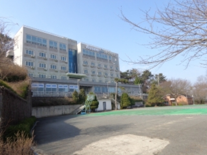 [목록 1, 4] 운동장에서 본관을 바라본 모습