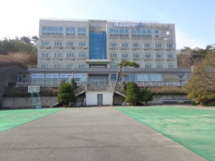 [목록 1, 4] 운동장에서 본관을 바라본 모습