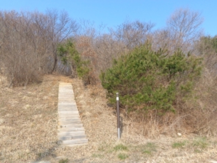 [목록 9] 남쪽 지상에 있는 계단과 그 주변의  모습