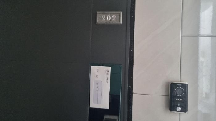 소재지2(월정3길 40-1) 제시 건물 202호에 부착한 안내문