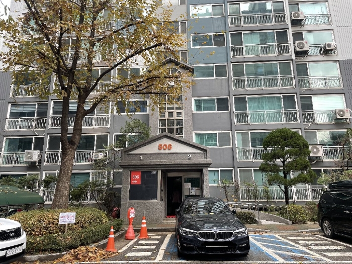 【본건 공동현관 출입문】
