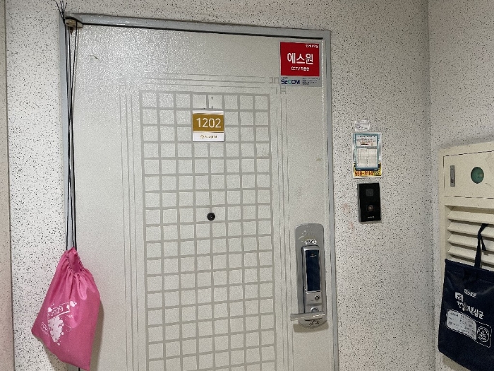 【본건 현관 출입문】
