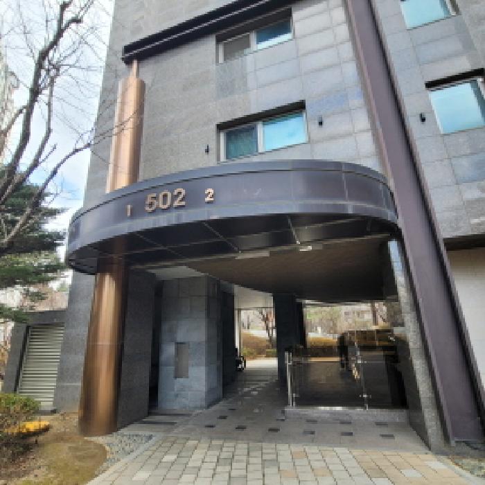 공동현관 출입구 전경(`502`동 표시 있음)