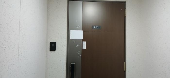 전유세대 출입문(안내문부착)