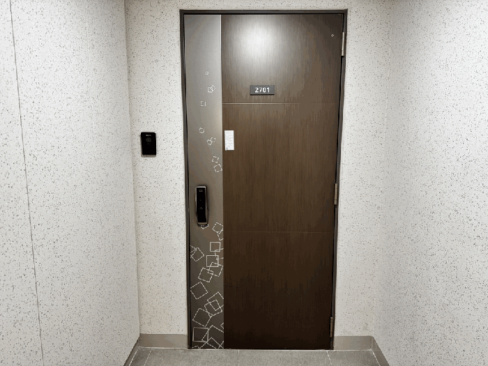 [본건 출입구 전경]
