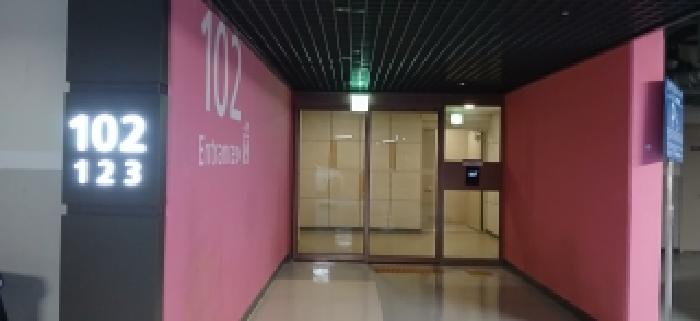 102동 출입구