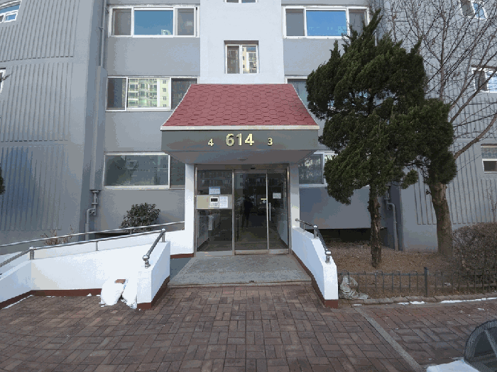 본건 소재 건물 출입구