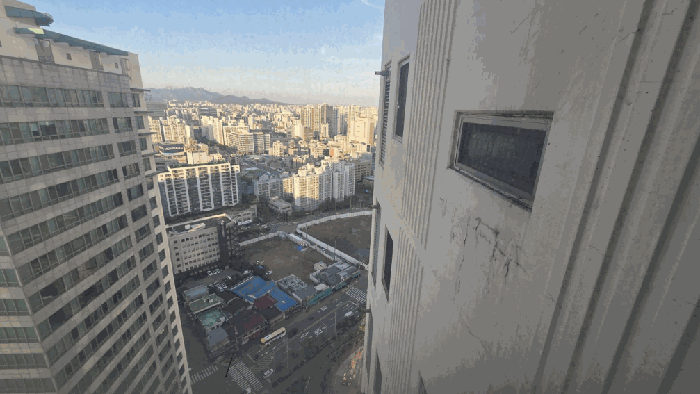 본건 현관앞 복도 창에서 바라본 전경