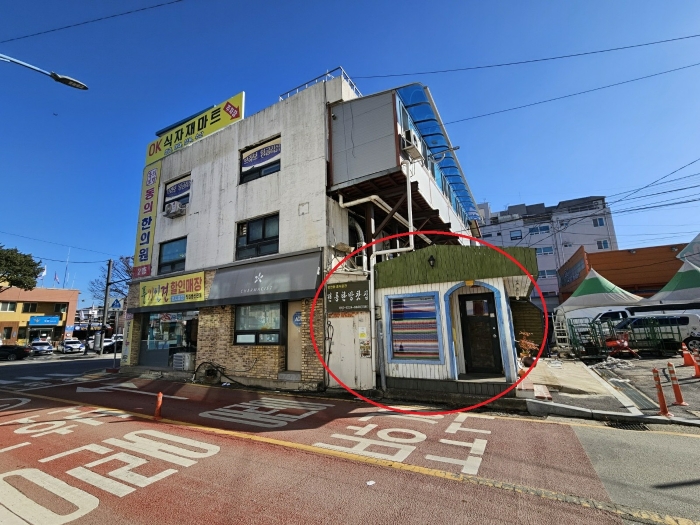 1층 주택(현황 점포)부분- 면적측량필요, 인접지 일부 점유 가능성 있음.