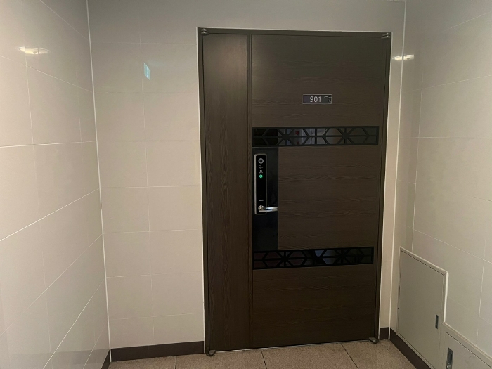 본건 세대 현관문 전경