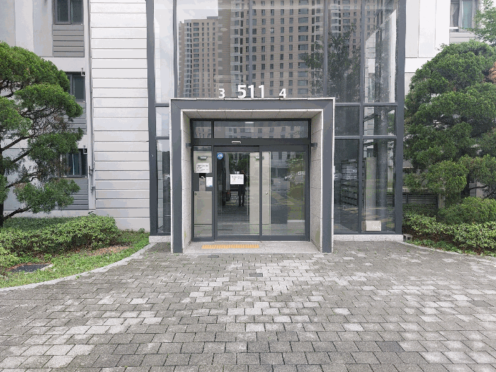 본건 - 출입구 전경