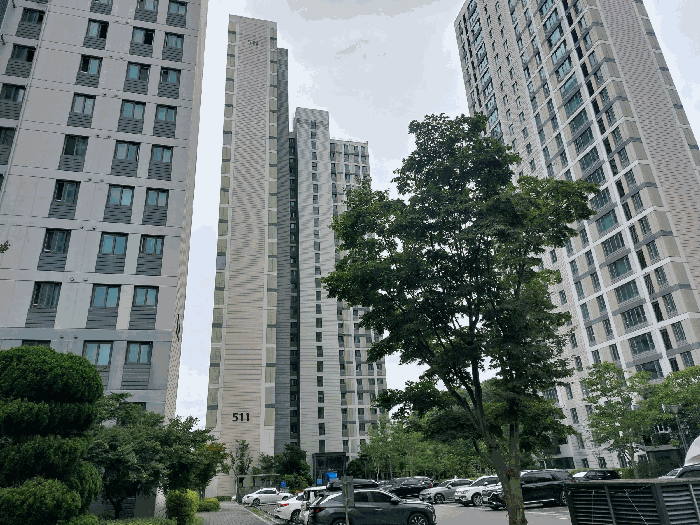 본건 - 동측 전경