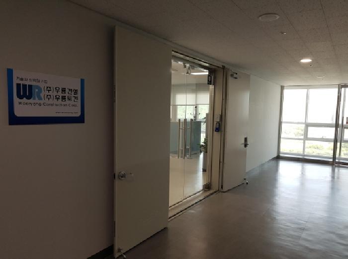 본건 출입문