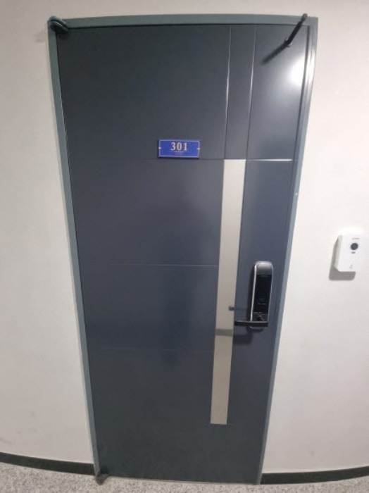 301호 출입문