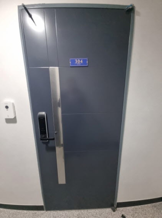 304호 출입문