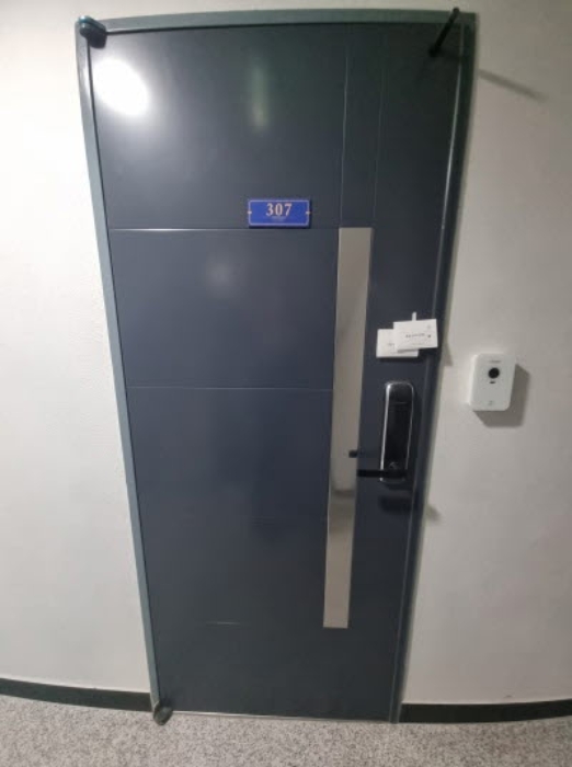 307호 출입문