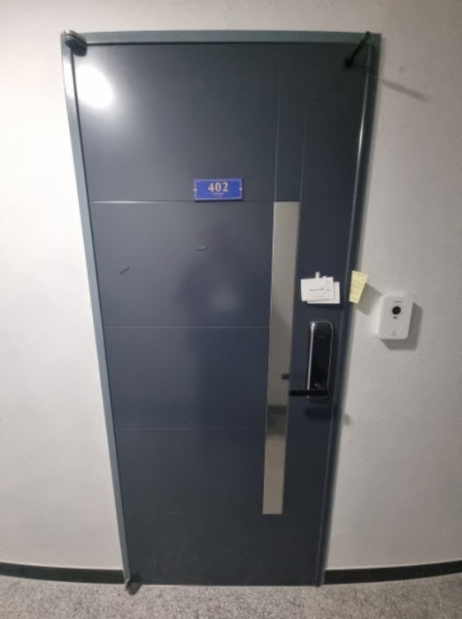 402호 출입문