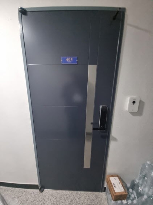 405호 출입문