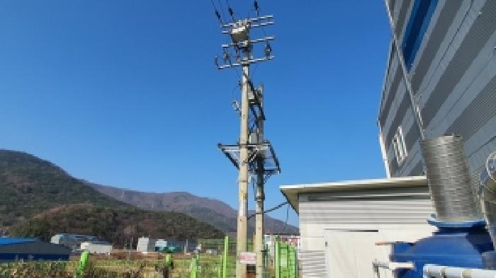 전봇대 및 변압기 등