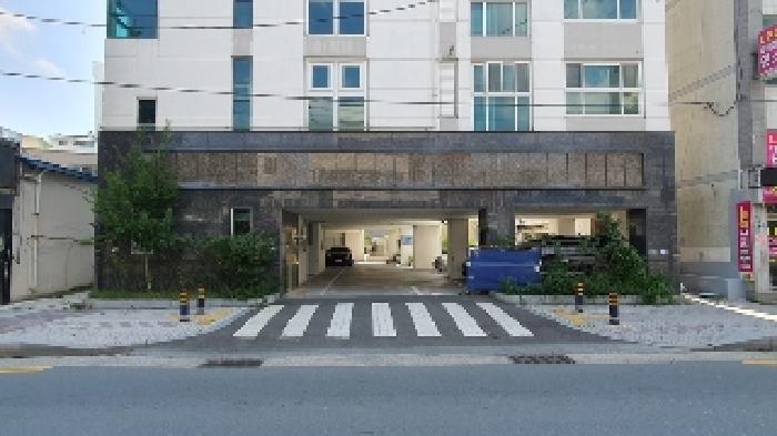 본건 입구(1층 주차장)