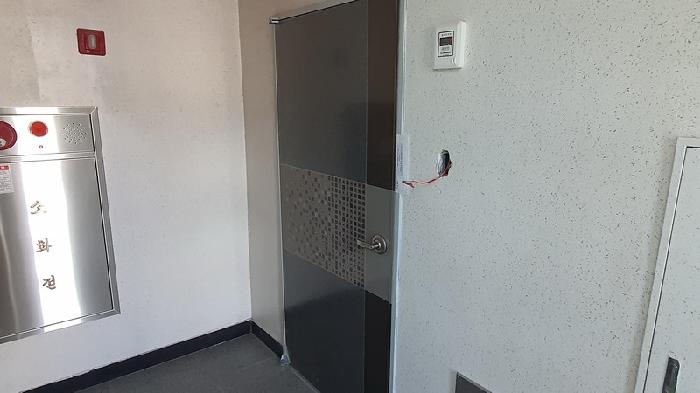 본건6 303호 출입문