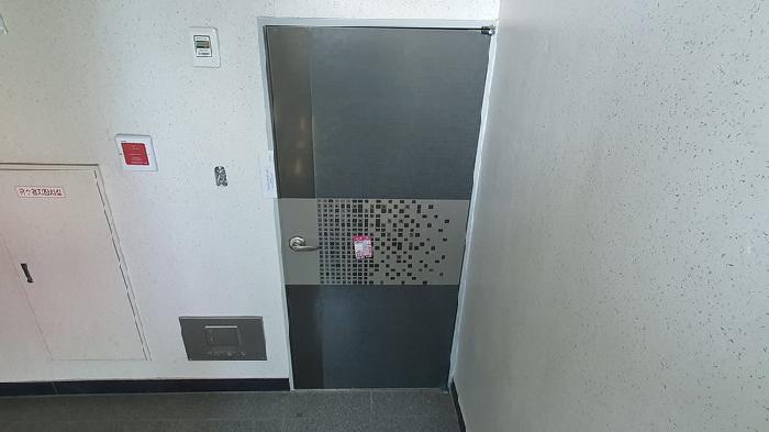 본건10 501호 출입문