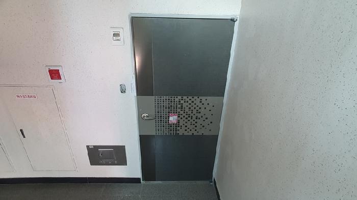 본건13 601호 출입문