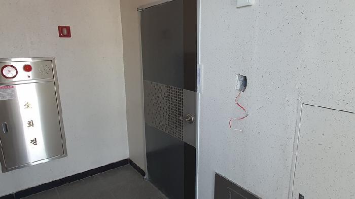 본건15 603호 출입문