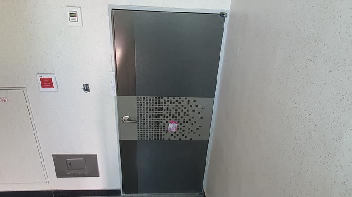 본건30 1301호 출입문