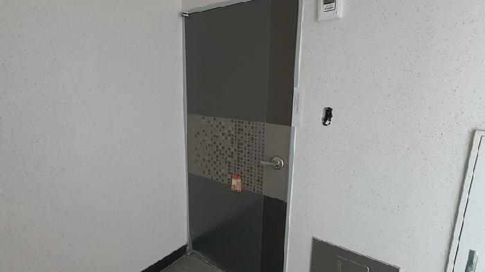 본건31 1302호 출입문
