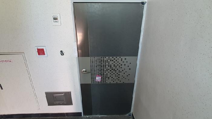 본건32 1401호 출입문