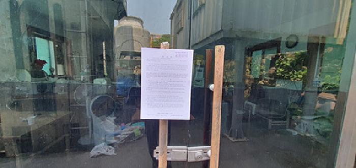 부속건물 1층출입문에 게시한 안내문이 그대로 있음(5/28일)