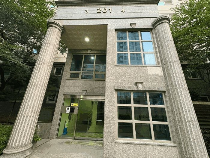 본건 출입구