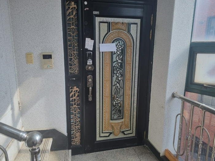 본건 건물(현관문)