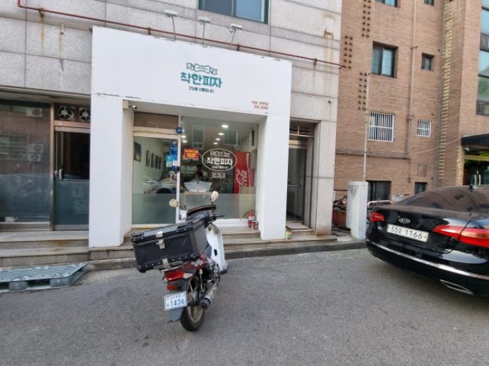 목록2. 102호 착한피자 출입문