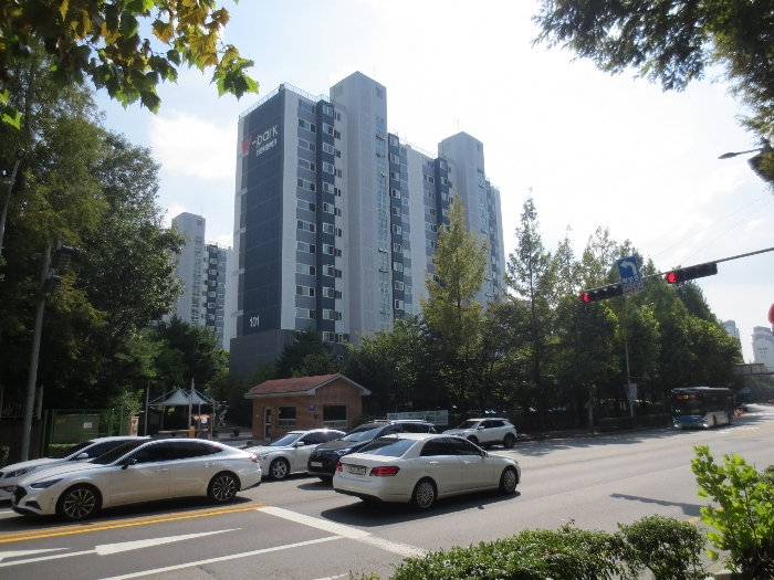 북동측에서 촬영한 아파트단지 출입구