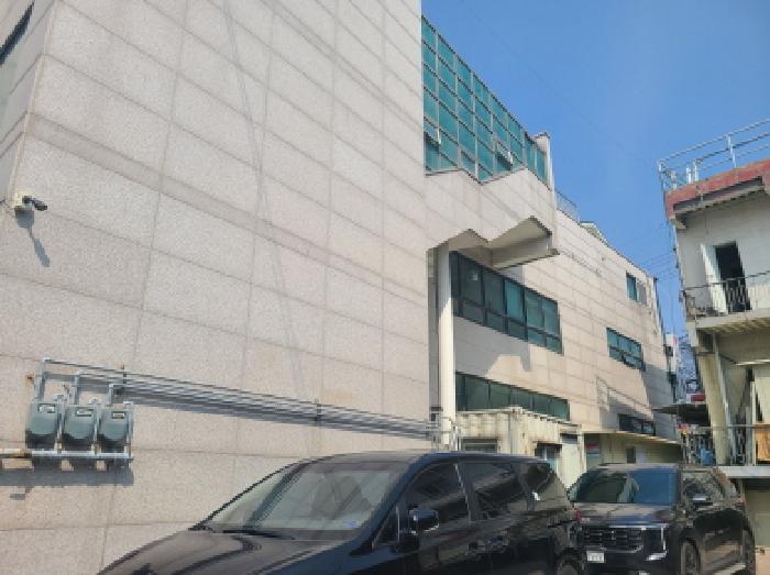 건물 우측면 외관