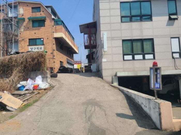 건물 좌측면 외관 (일부 도로 사용)