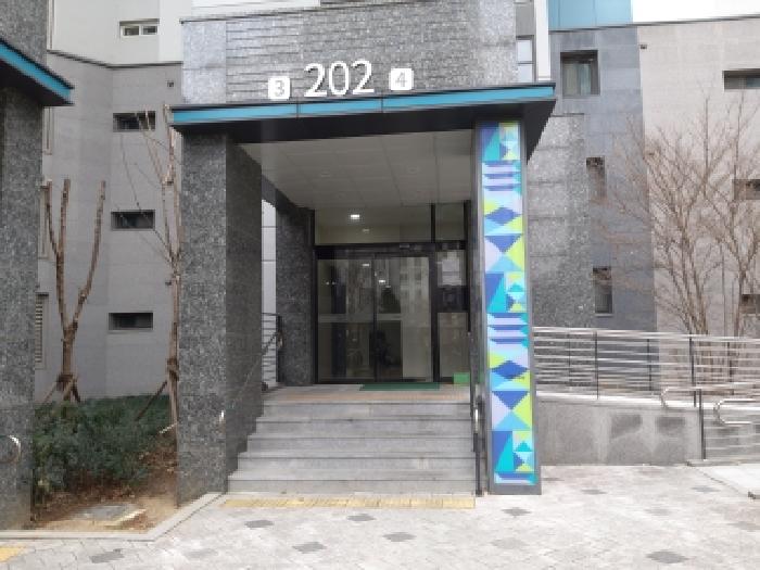 * 본건 목적물 소재 동 공동출입구 전경