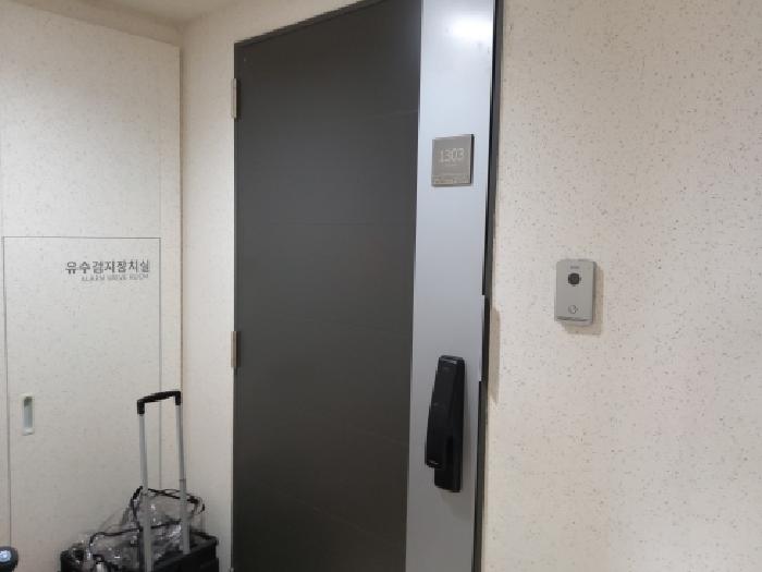 * 본건 목적물 1303호 현관문 전경