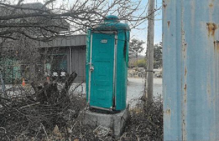 본 건(기호2번 토지 지상에 소재하는 채무자 소유의 평가외 이동식 화장실)