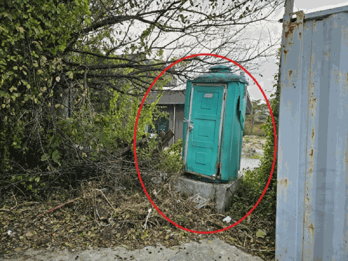본건 토지 지상 이동식화장실
