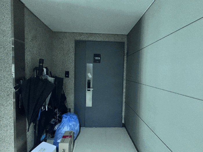 본건 현관문