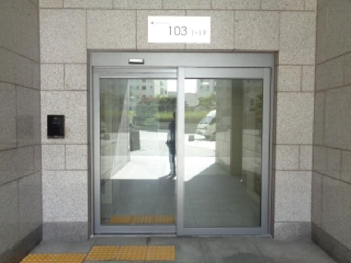 - 본 호(연북로 106, 신제주연동트리플시티 103동) 건물 2층 공동출입문