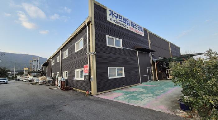 목록1. 토지 지상 제시외 건물(내부에 목록2. 내지 목록5. 단층 공장이 소재하고 있음)