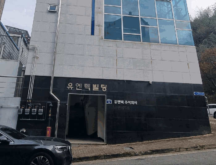 주출입문
