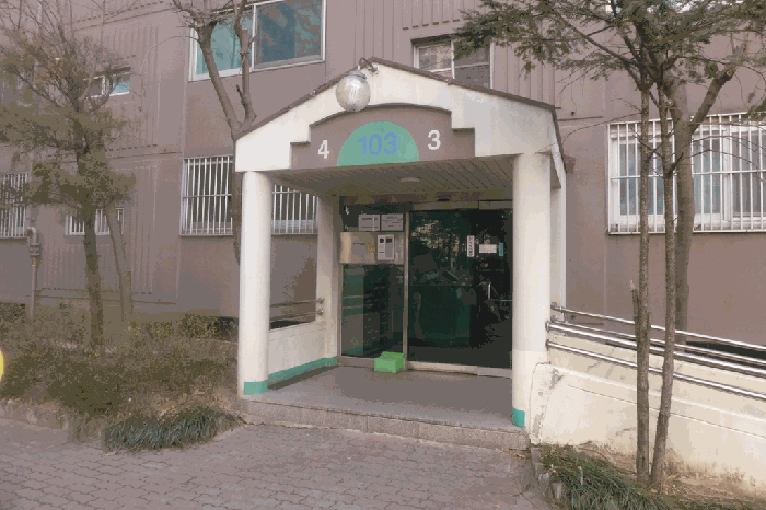 본건 동(라인) 공동출입구 전경